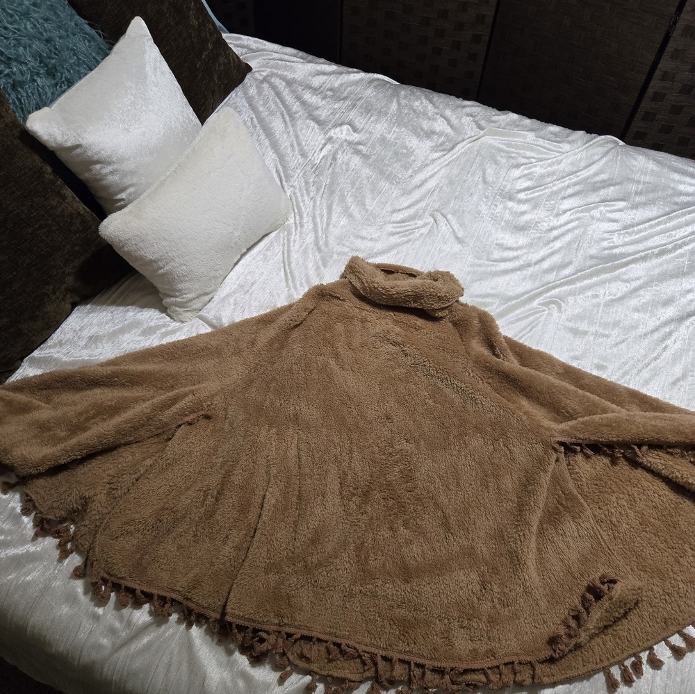 Cozy Tan Poncho with Tassels EUC Worn Once!!! Size L - Picture 7 of 13